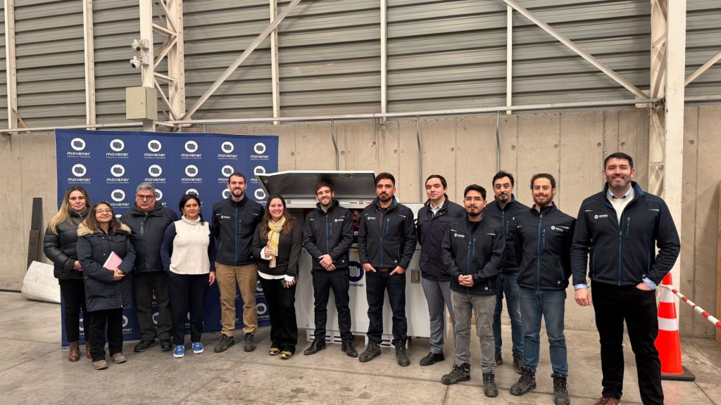 "En el marco de las relaciones público-privado profesionales de la División de Normas, 3CV y el Programa de Desarrollo Logístico del Ministerio de Transportes y Telecomunicaciones ( Lorena Araya; Mario Cabello; Alfonso Cádiz; Pamela Olivo; Carolyn Tapia y Karla Candia) realizaron una visita a las instalaciones de la empresa MOVENER, donde sus fundadores Gonzalo Pacheco y Patricio Nova presentaron su desarrollo tecnológico, un kit de eficiencia energética para el transporte pesado en carretera (camiones Diesel) que los convierte en vehículos híbridos eléctricos, lo que permite mejorar la eficiencia del vehículo, reduciendo el consumo de combustible y las emisiones de CO2 entre un 8 y 24%.de Esta tecnología es un aporte para el transporte y el medioambiente y la idea es difundir esta tecnología como paso intermedio a los vehículos 100% eléctricos