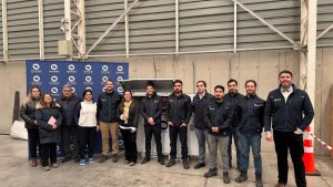 "En el marco de las relaciones público-privado profesionales de la División de Normas, 3CV y el Programa de Desarrollo Logístico del Ministerio de Transportes y Telecomunicaciones ( Lorena Araya; Mario Cabello; Alfonso Cádiz; Pamela Olivo; Carolyn Tapia y Karla Candia) realizaron una visita a las instalaciones de la empresa MOVENER, donde sus fundadores Gonzalo Pacheco y Patricio Nova presentaron su desarrollo tecnológico, un kit de eficiencia energética para el transporte pesado en carretera (camiones Diesel) que los convierte en vehículos híbridos eléctricos, lo que permite mejorar la eficiencia del vehículo, reduciendo el consumo de combustible y las emisiones de CO2 entre un 8 y 24%.de Esta tecnología es un aporte para el transporte y el medioambiente y la idea es difundir esta tecnología como paso intermedio a los vehículos 100% eléctricos