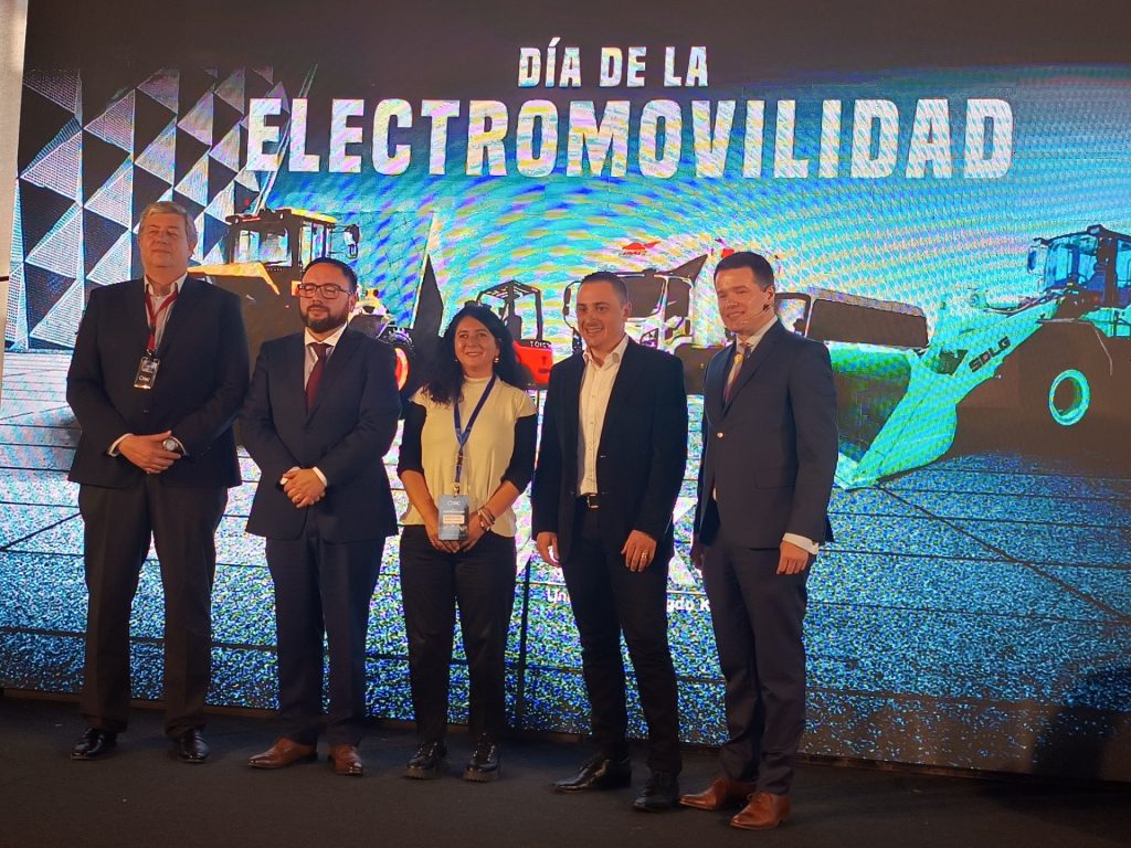 Carolyn Tapia, Coordinadora de Transporte Camionero y Facilitación Terrestre del Programa de Desarrollo Logístico, exponiendo en el podio del Día de la Electromovilidad.