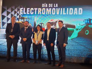 Carolyn Tapia, Coordinadora de Transporte Camionero y Facilitación Terrestre del Programa de Desarrollo Logístico, exponiendo en el podio del Día de la Electromovilidad.
