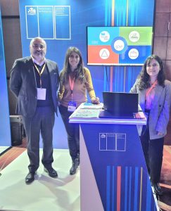 Jorge Daza, Carolina Lopes y Gabriela Bastidas en la exposición Chile en Código 2025