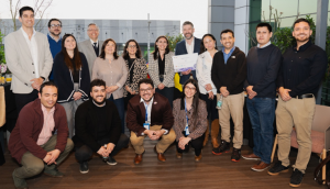 Antonio Dourthé y Mabel Leva con el equipo de Conecta Logística e ICB en la ceremonia de entrega del sello "Explora Logística