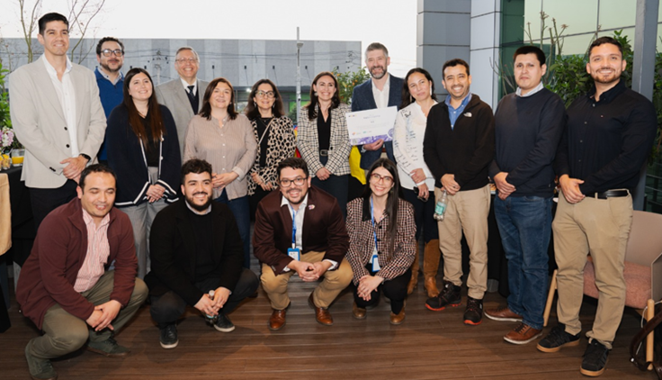 Antonio Dourthé y Mabel Leva con el equipo de Conecta Logística e ICB en la ceremonia de entrega del sello "Explora Logística