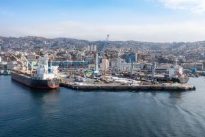 La ampliación del Puerto de Valparaíso ha logrado un avance histórico. La Comisión de Evaluación Ambiental (Coeva) aprobó de forma unánime el proyecto del Terminal Cerros de Valparaíso (TCVAL), una iniciativa que busca modernizar la infraestructura portuaria y potenciar la economía regional.