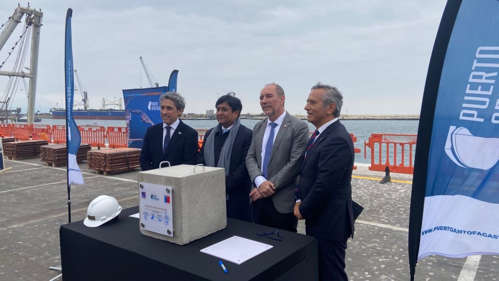 BIMINISTRO DE OBRAS PÚBLICAS, TRANSPORTES Y TELECOMUNICACIONES DA EL VAMOS A HISTÓRICA AMPLIACIÓN DEL MOLO DE ABRIGO DEL PUERTO DE ANTOFAGASTA