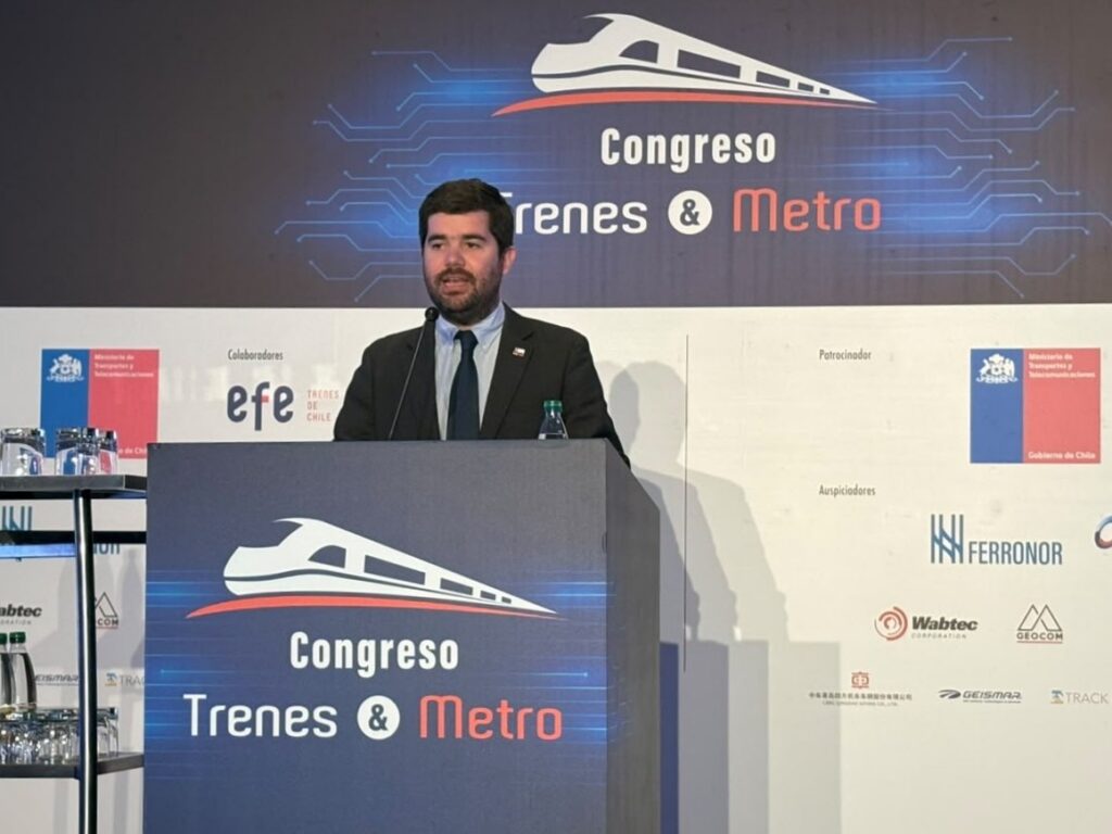 "Esta es una instancia muy relevante porque permite visualizar cómo está el desarrollo del modo ferroviario en el país. Chile tiene hoy una oportunidad para seguir fortaleciendo el sector, incorporando nuevas tecnologías, mejorando la experiencia de los usuarios con accesibilidad universal e integración tarifaria, y desarrollando una infraestructura más competitiva y segura", afirmó el subsecretario. PDL