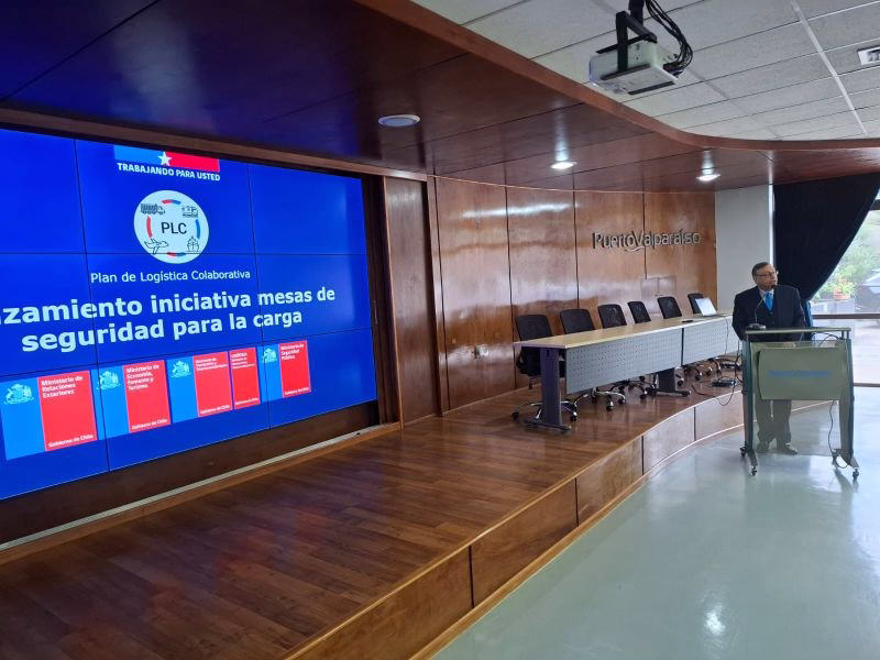 Antonio Dourthé expone en el podio de Empresa Portuaria Valparaíso durante el lanzamiento de las Mesas de Seguridad para la Carga.