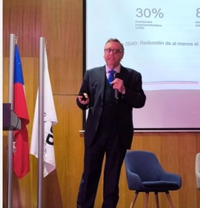 Antonio Dourthé del PDL exponiendo sobre innovación logística y tecnología en un auditorio frente a estudiantes y representantes de la industria.
