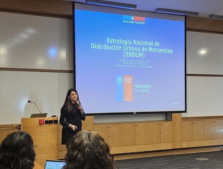 Carolina López Riveros, profesional del Programa de Desarrollo Logístico del MTT, exponiendo sobre la ENDUM en la feria FELTI 2026 de INACAP.