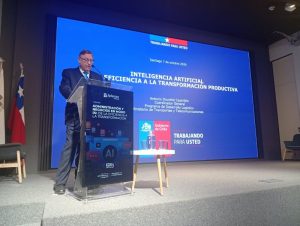 Antonio Dourthé Castrillón, Coordinador General del Programa de Desarrollo Logístico del Ministerio de Transportes, expone la charla Inteligencia Artificial: de la eficiencia a la transformación productiva en el Auditorio IPLACEX.