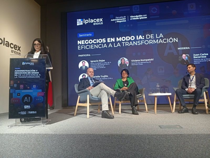 Antonio Dourthé Castrillón, Coordinador General del Programa de Desarrollo Logístico del Ministerio de Transportes, expone la charla Inteligencia Artificial: de la eficiencia a la transformación productiva en el Auditorio IPLACEX.