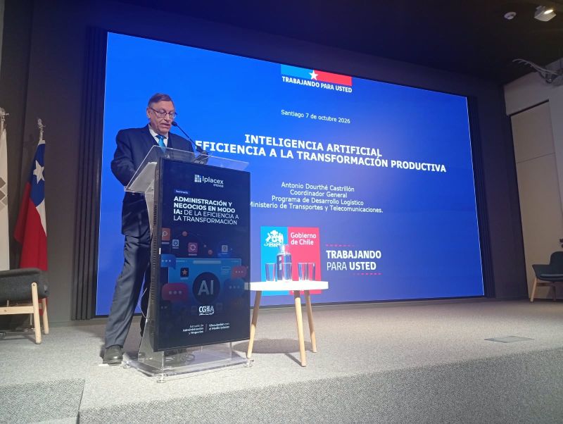 Antonio Dourthé Castrillón, Coordinador General del Programa de Desarrollo Logístico del Ministerio de Transportes, expone la charla Inteligencia Artificial: de la eficiencia a la transformación productiva en el Auditorio IPLACEX.
